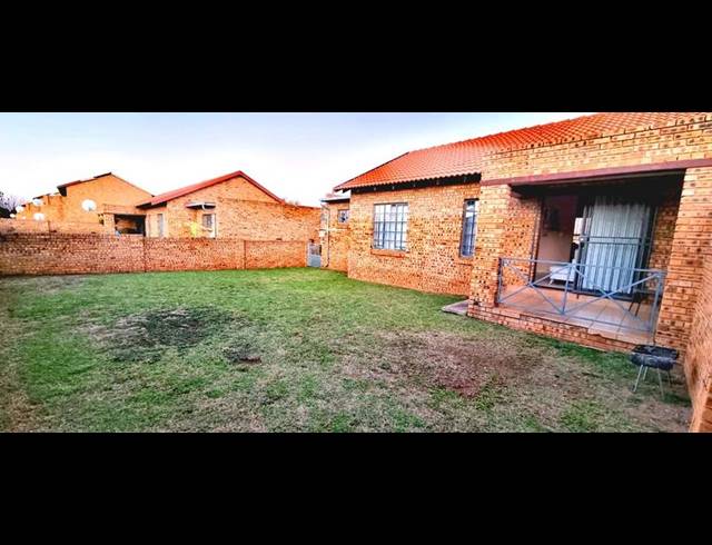2 BEDROOM TOWNHOUSE FOR SALE IN KOOKRUS